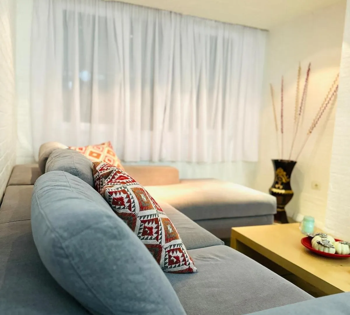 Cozy Apartment At City Lake Tirana 0*,