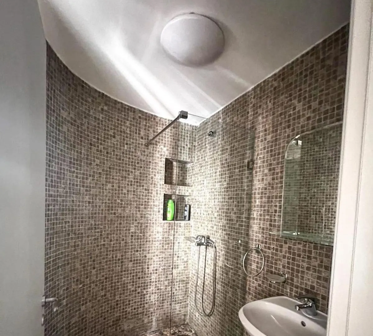 Cozy Apartment At City Lake Tirana Albania